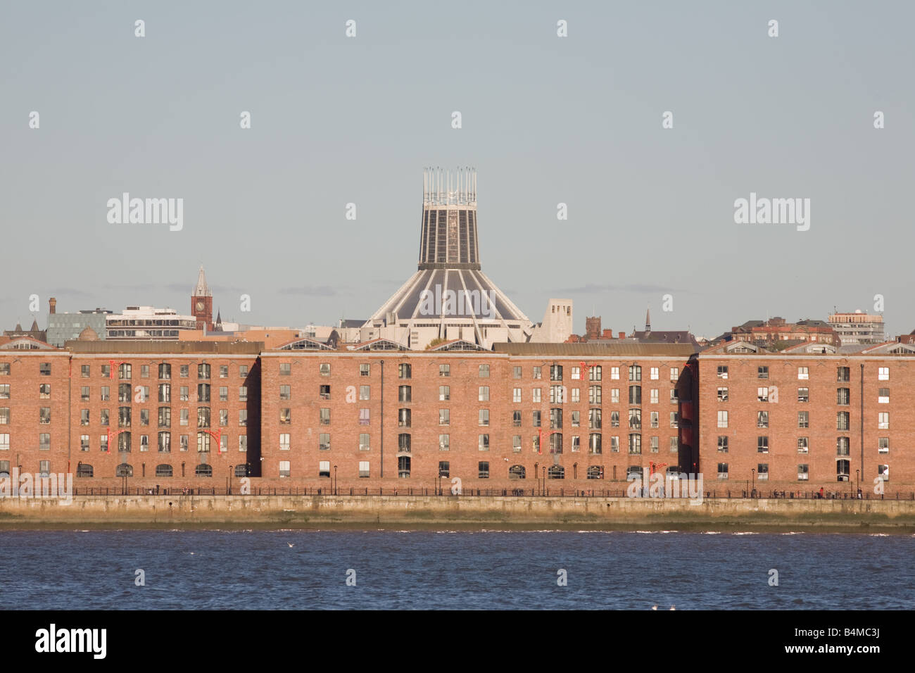 L'Albert Dock e la Cattedrale cattolica romana, Liverpool Foto Stock