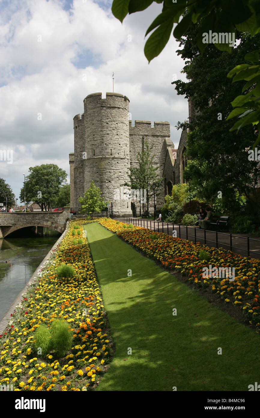 Città di Canterbury, Inghilterra. Westgate giardini sul fiume grande Stour con Westgate Towers Museum Gatehouse. Foto Stock