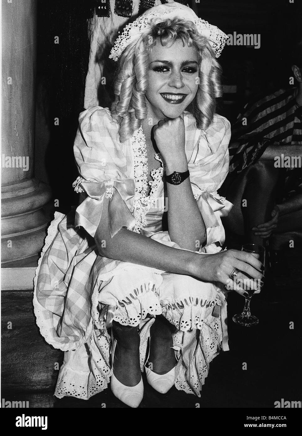 Leslie Ash attrice vestito in costume di filastrocca carattere La piccola Carolina prende una pausa durante le riprese di Maggio 1982 Foto Stock
