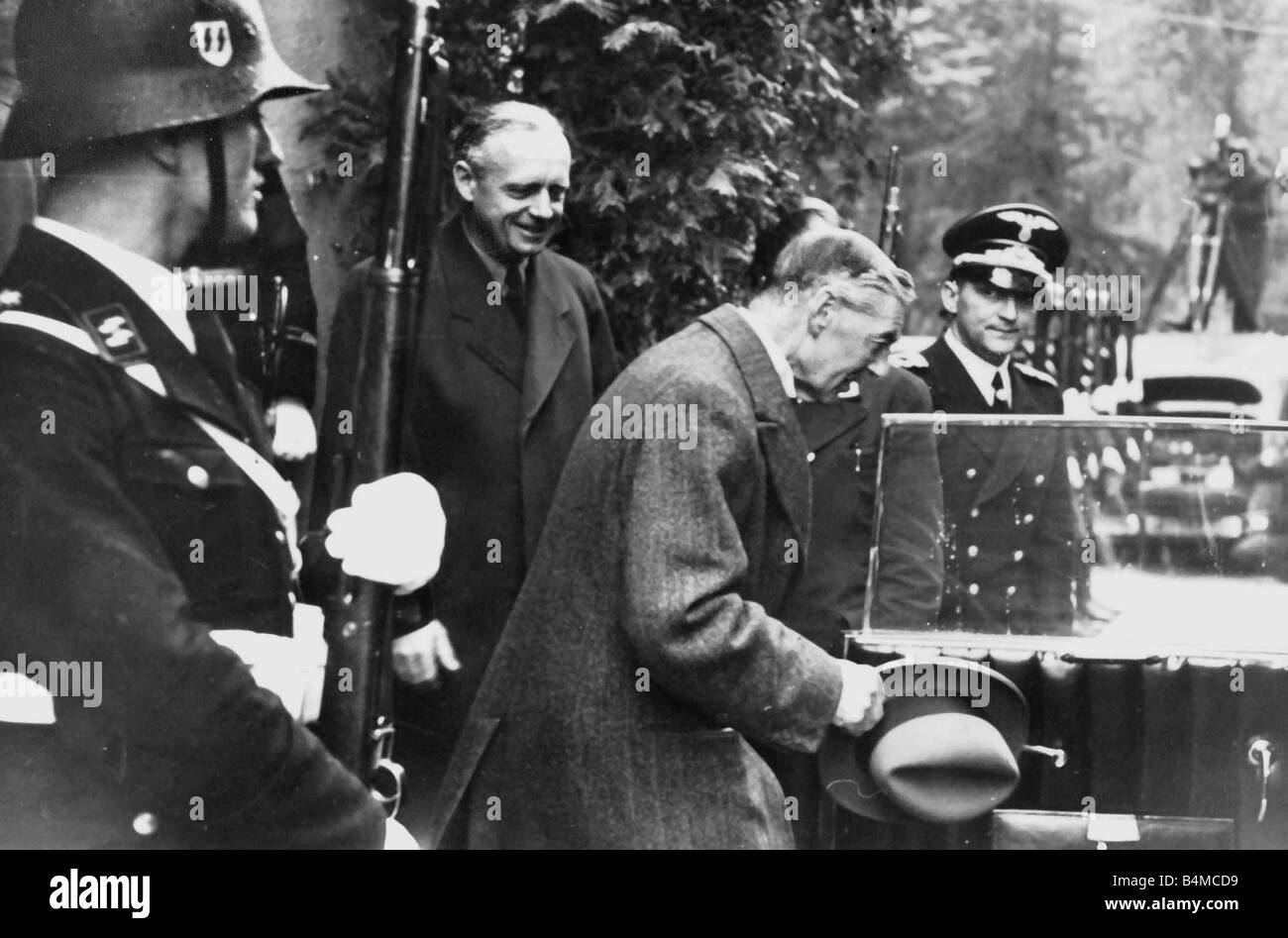 Neville Chamberlain il Primo Ministro con Herr von Ribbentrop dopo i colloqui con Adolf Hitler a Monaco di Baviera Foto Stock