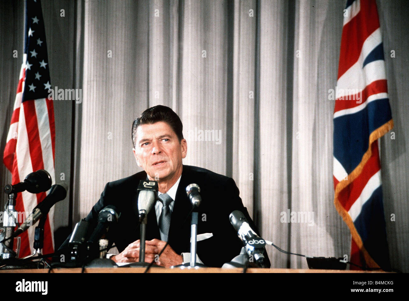 Il presidente americano Ronald Reagan durante una conferenza stampa Foto Stock