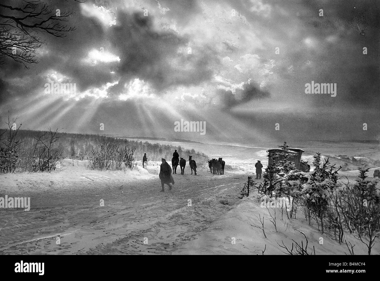 Una sera gli inverni di scena con le truppe e cavalli a piedi attraverso la coperta di neve campagna francese vicino a Verdun Francia nel mondo Uno Uno Gennaio 1918 Foto Stock