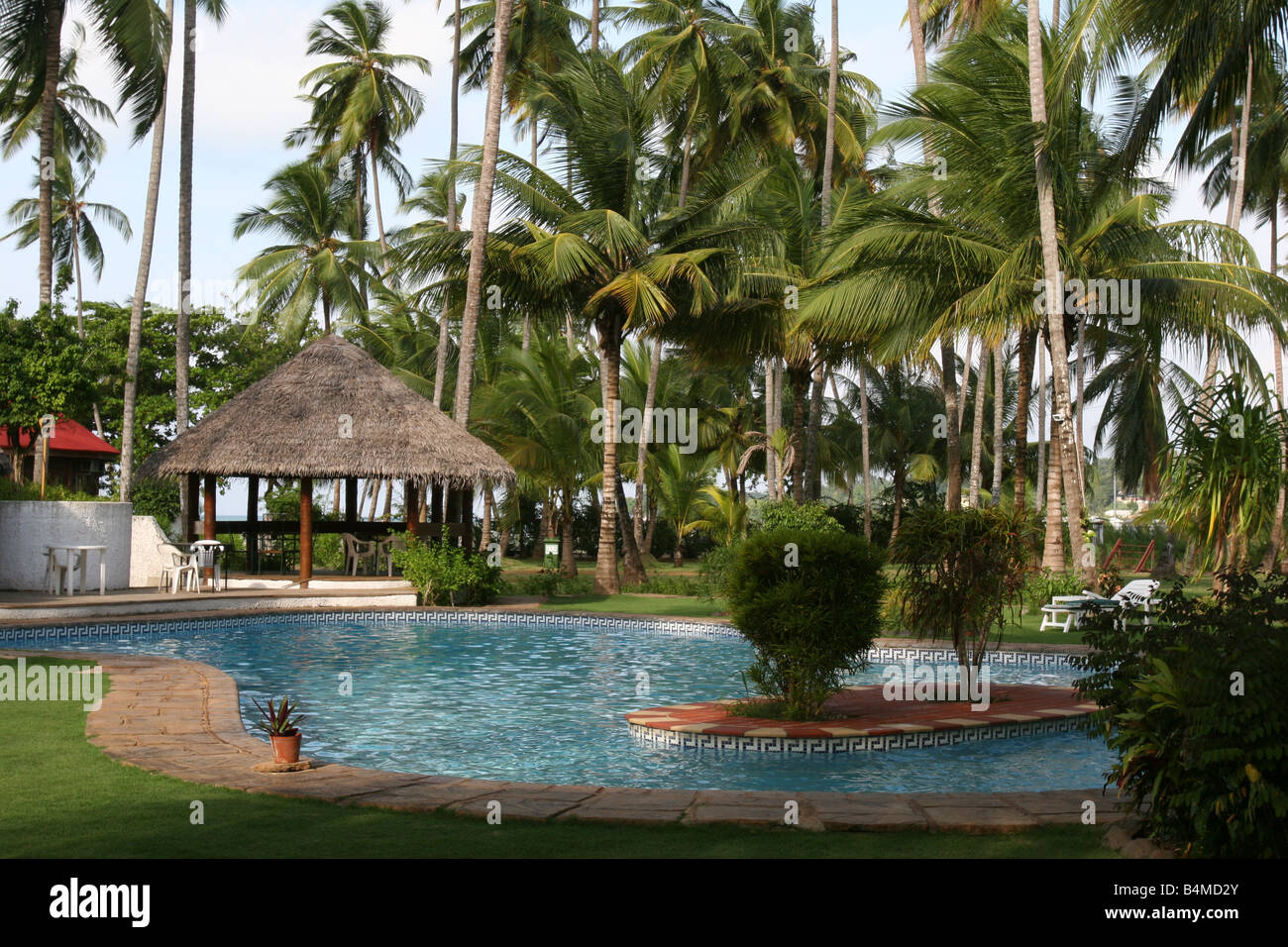 Piscina al Marlin Beach Hotel in São Tomé, la capitale della Repubblica democratica di São Tomé e Príncipe. Foto Stock