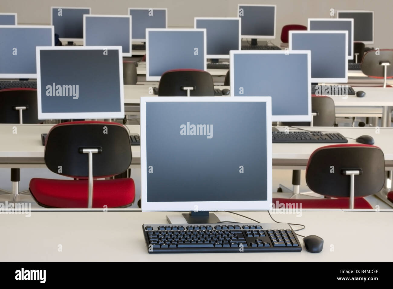 Camera di classe con i computer in un centro di formazione Foto Stock
