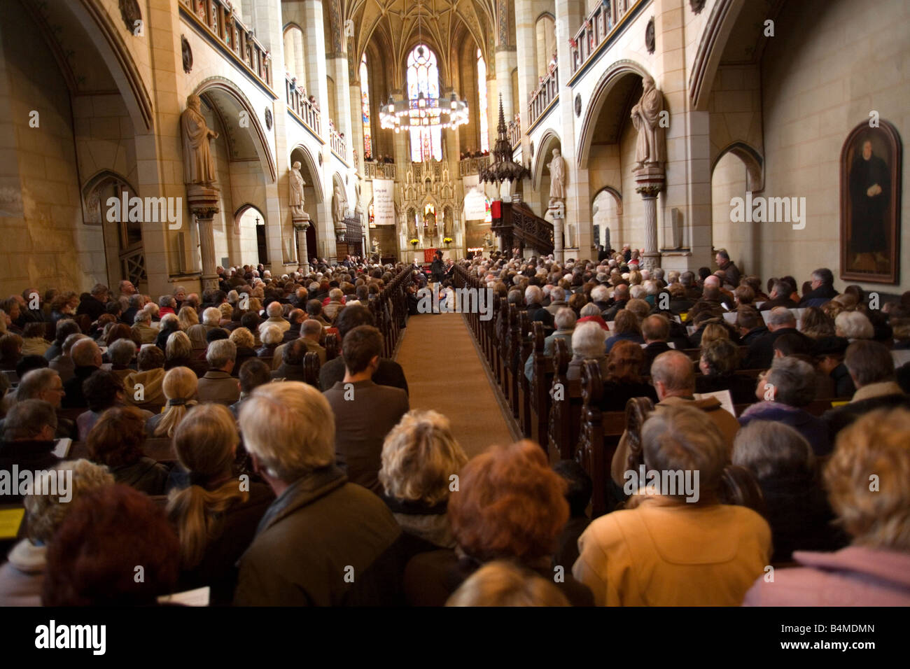 La Schlosskirche in Wittenberg, Germania è riempito con le persone che frequentano una mattina presto il giorno della riforma del servizio. Foto Stock