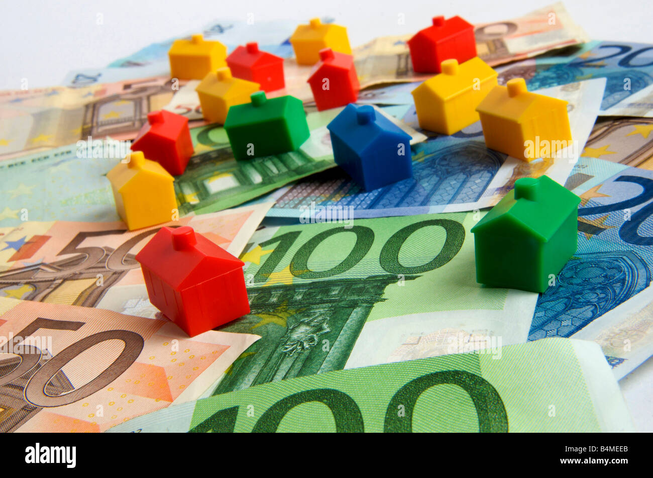 Case in miniatura sulle banconote in euro, immagine simbolica real estate Foto Stock