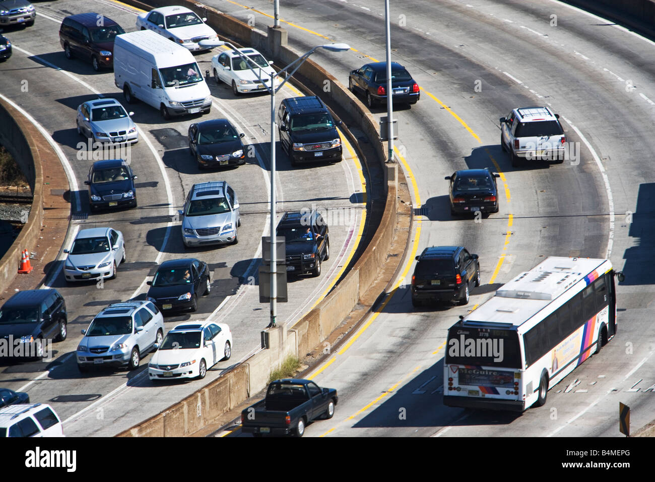 Traffico, autostrada, automobili, camion, luce, OCCUPATO, fari, autoveicolo, all'aperto, su strada, il trasporto, molti, Scene urbane, CROW Foto Stock