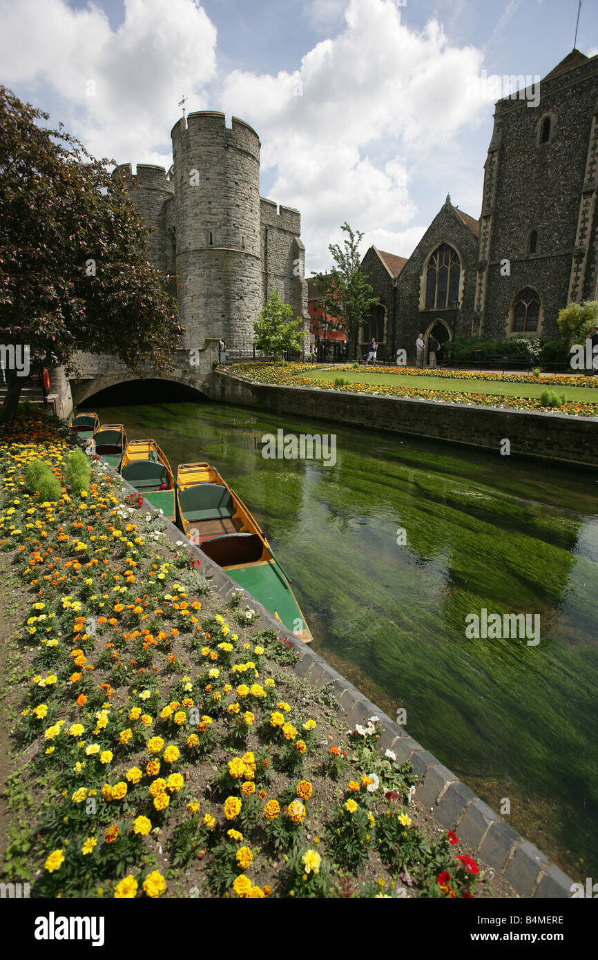 Città di Canterbury, Inghilterra. Westgate giardini con ormeggiate imbarcazioni fluviali sul fiume grande Stour. Foto Stock