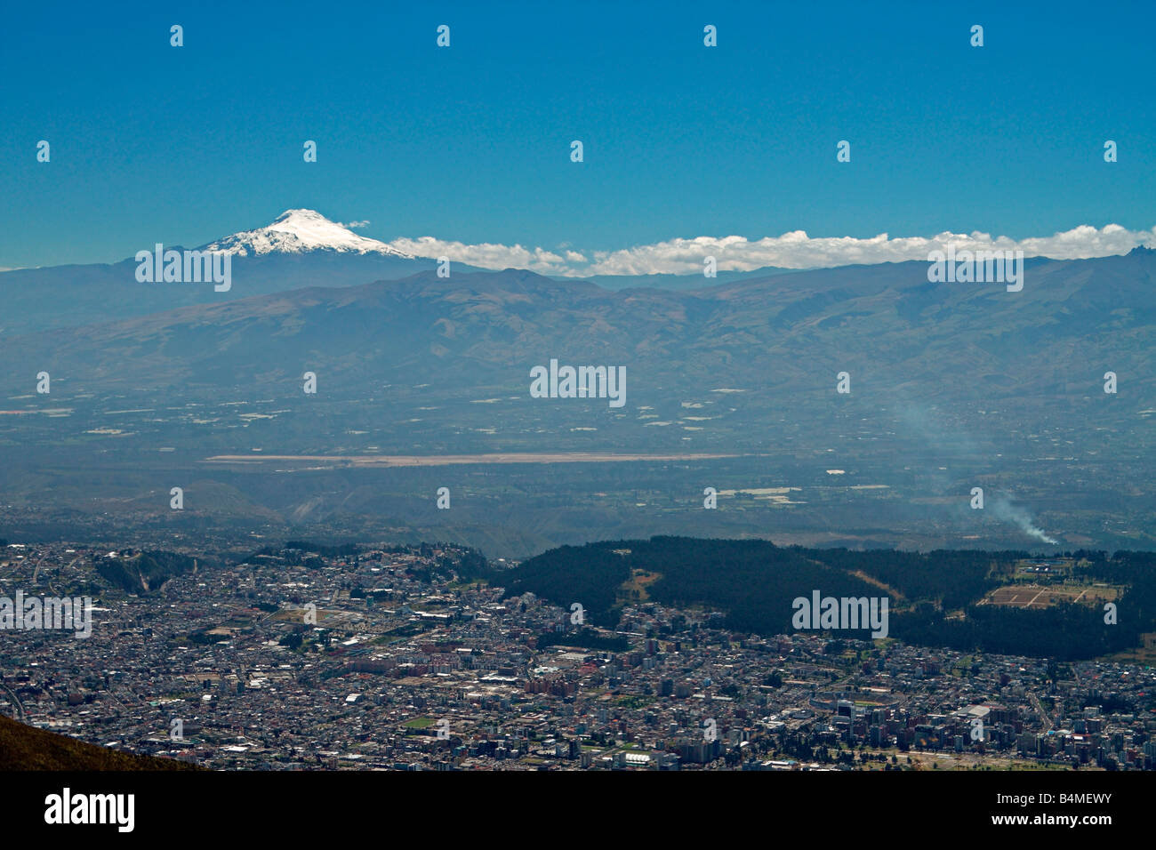 Vista del Vulcano Cayambe, Quito e sito del nuovo aeroporto di Quito, dalla cima del vulcano Pichincha, Quito, Ecuador. Foto Stock