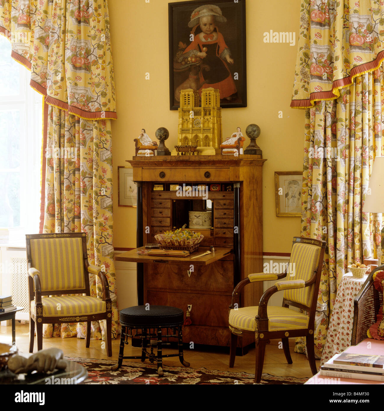 Ufficio Biedermeier in un tradizionalmente decorata sala da disegno in una villa in Svizzera Foto Stock