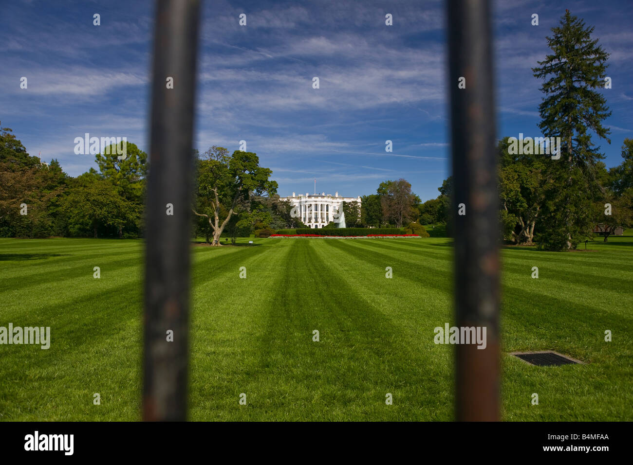 WASHINGTON DC, Stati Uniti d'America - La Casa Bianca e il south lawn, visto attraverso barre di recinzione. Foto Stock