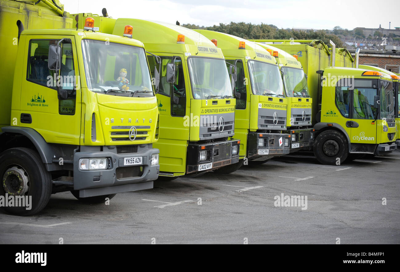 Brighton e Hove City Council dustcarts parcheggiato nella città pulita Hollingdean depot. Foto Stock