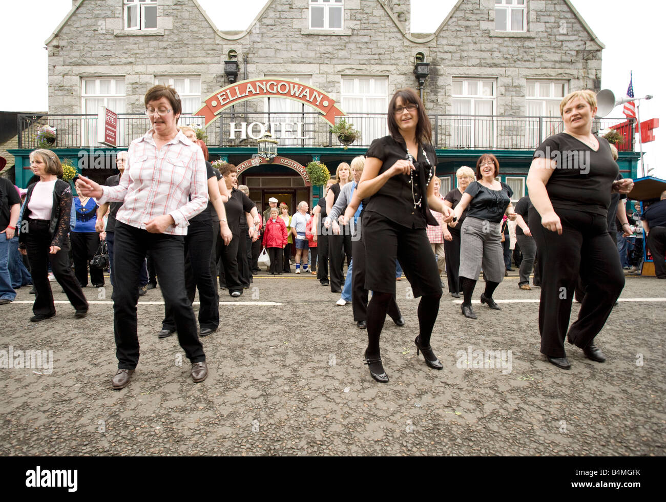 Donna line dance su strada presso Creetown Country Music Festival Scozia Scotland Foto Stock