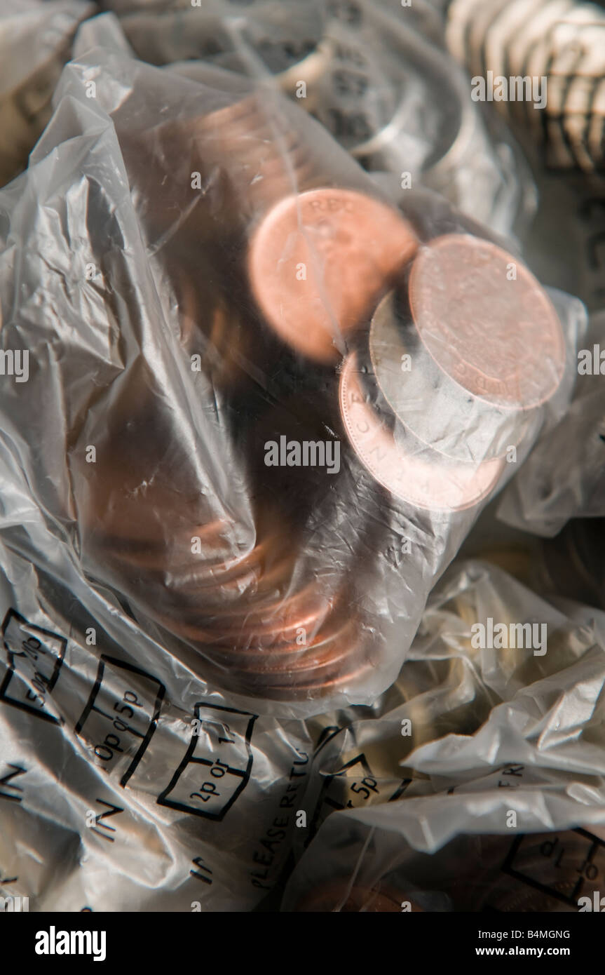 Sacchetti di valuta britannica contanti bronce 1p penny monete pronto per essere puntato Foto Stock
