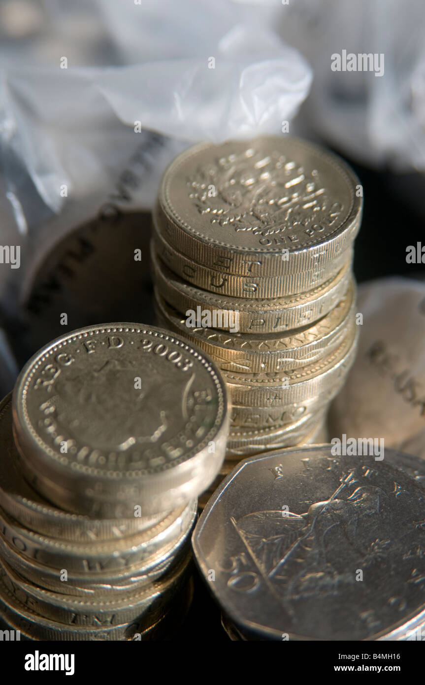 Pile di UK 1 monete e 50p di pezzi Foto Stock