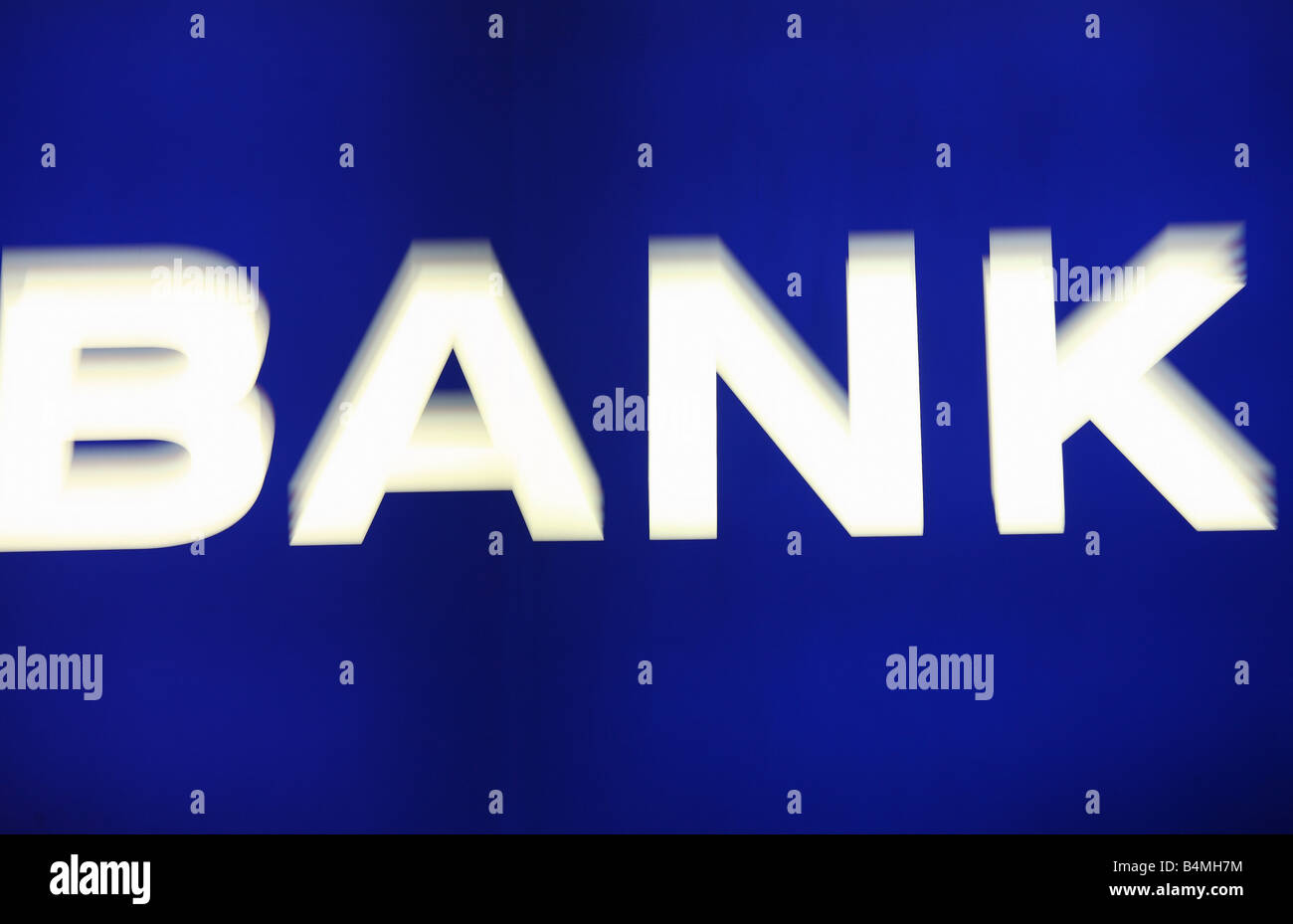 Immagine sfocata di una scritta al neon BANK Foto Stock