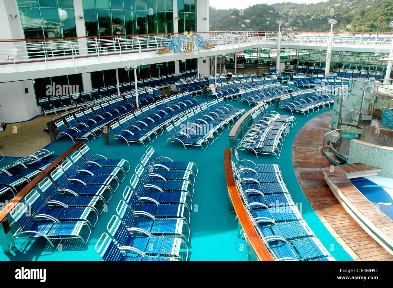 Sedie a sdraio sul ponte di piscina della nave da crociera Royal Caribbean " avventura del mare" Foto Stock