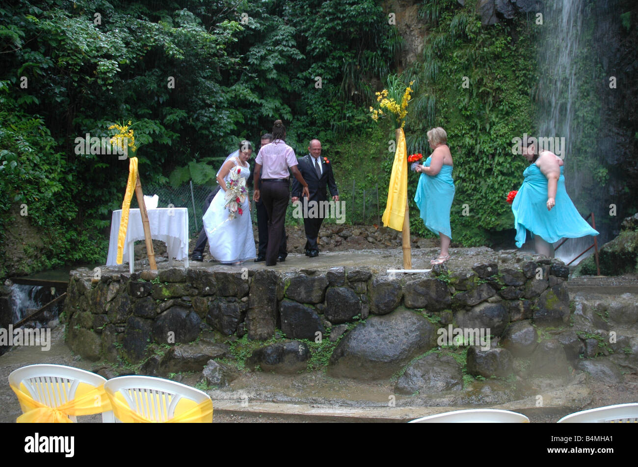 Caraibi cerimonia di nozze sotto la pioggia da cascata in soufriere st Lucia Foto Stock