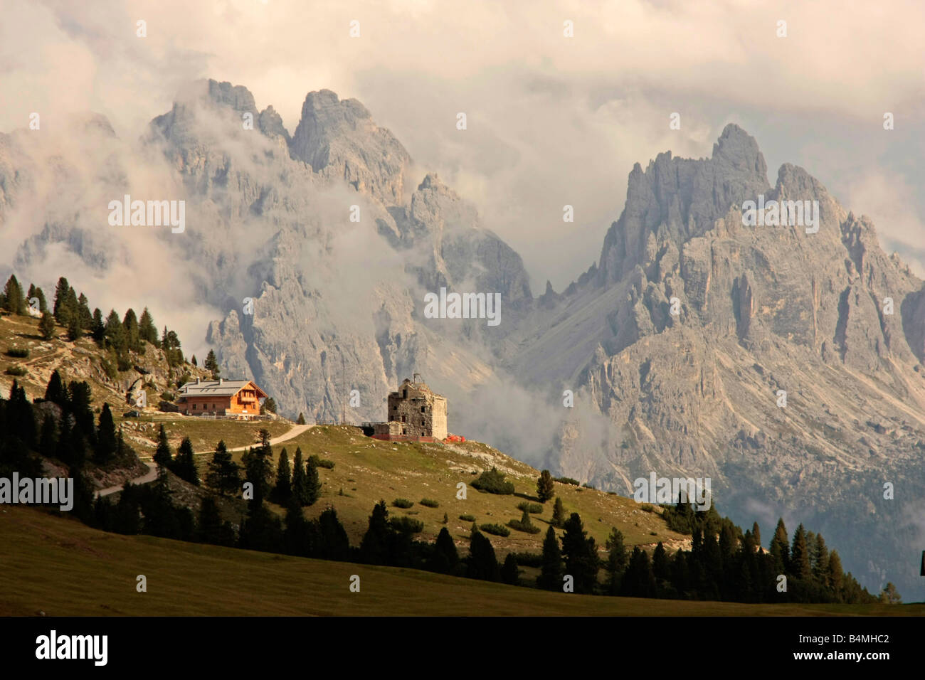 Duerrensteinhuette Rif Vallandro e Monte Cristallo nelle Dolomiti Val Pusteria in Alto Adige Italia Foto Stock