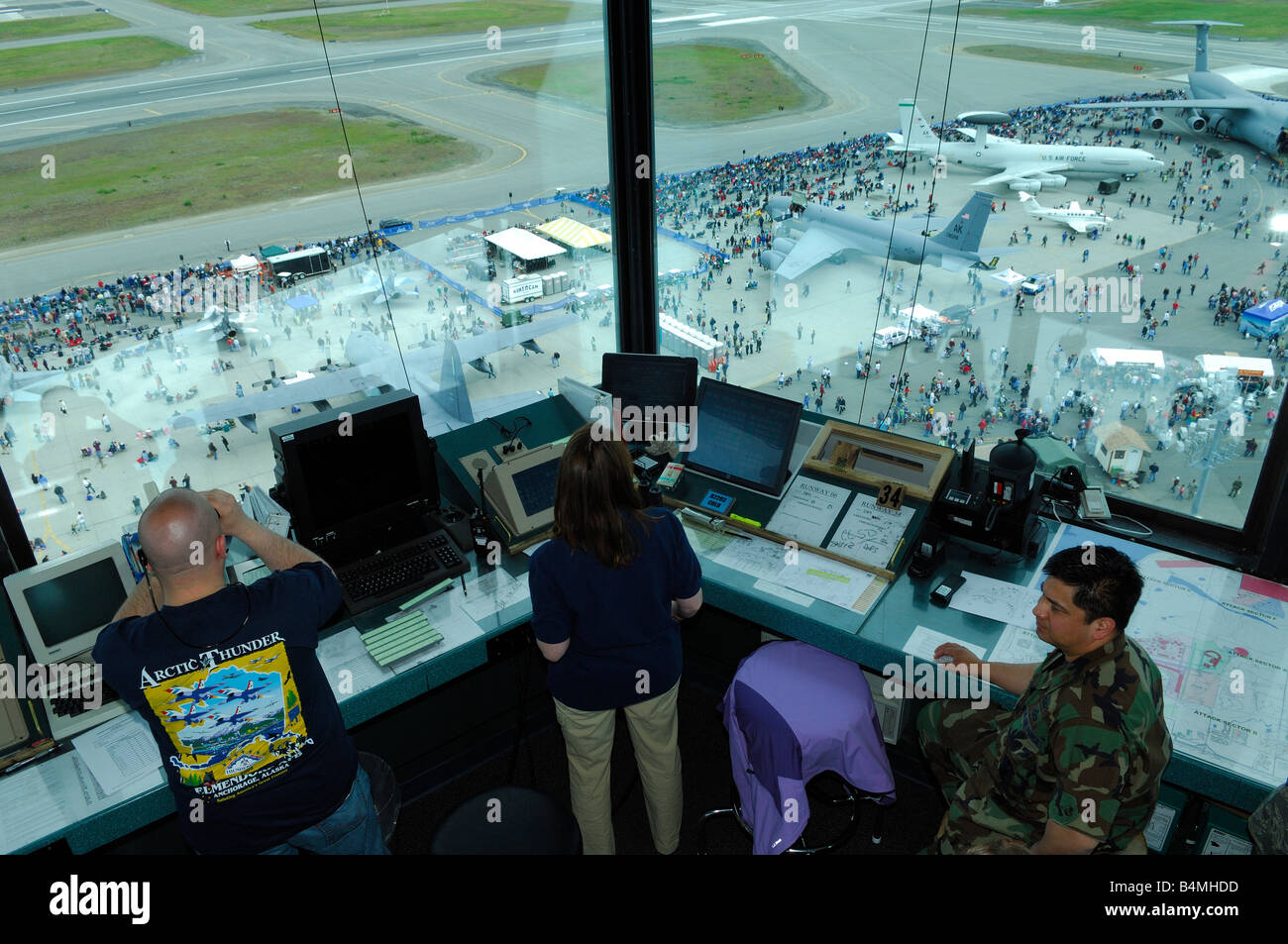 Torre di controllo di Elmendorf Air Force Base AFB durante air show, Anchorage, Alsaka, Stati Uniti d'America Foto Stock