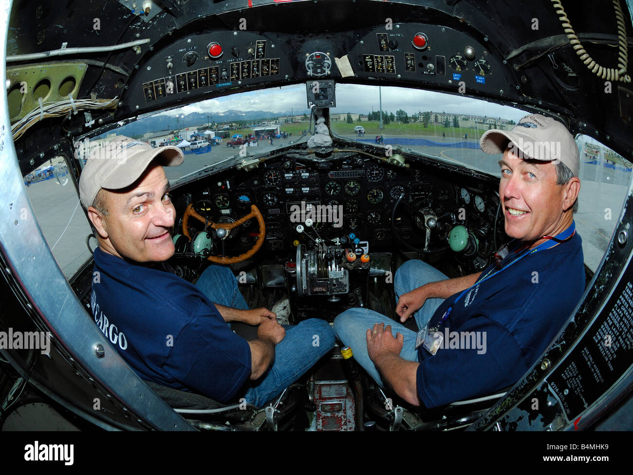 I piloti in pozzetto del leggendario vecchio aereo di linea Douglas DC-3 Dakota, Anchorage, Alaska, STATI UNITI D'AMERICA Foto Stock