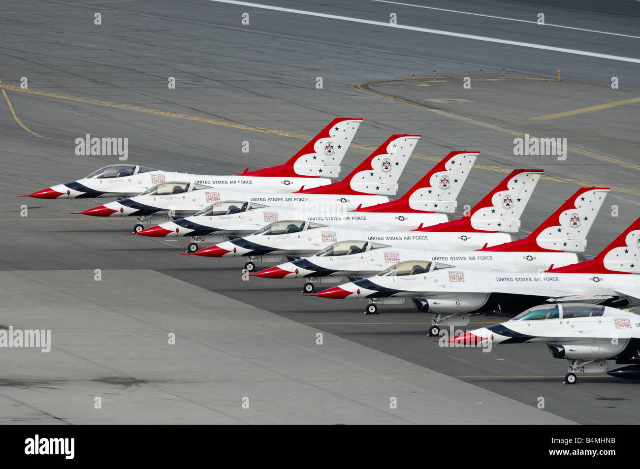 F-16 jet fighters del team acrobatico linea Thunderbirds fino sulla pista di Elmendorf Air Force Base - Alaska Foto Stock