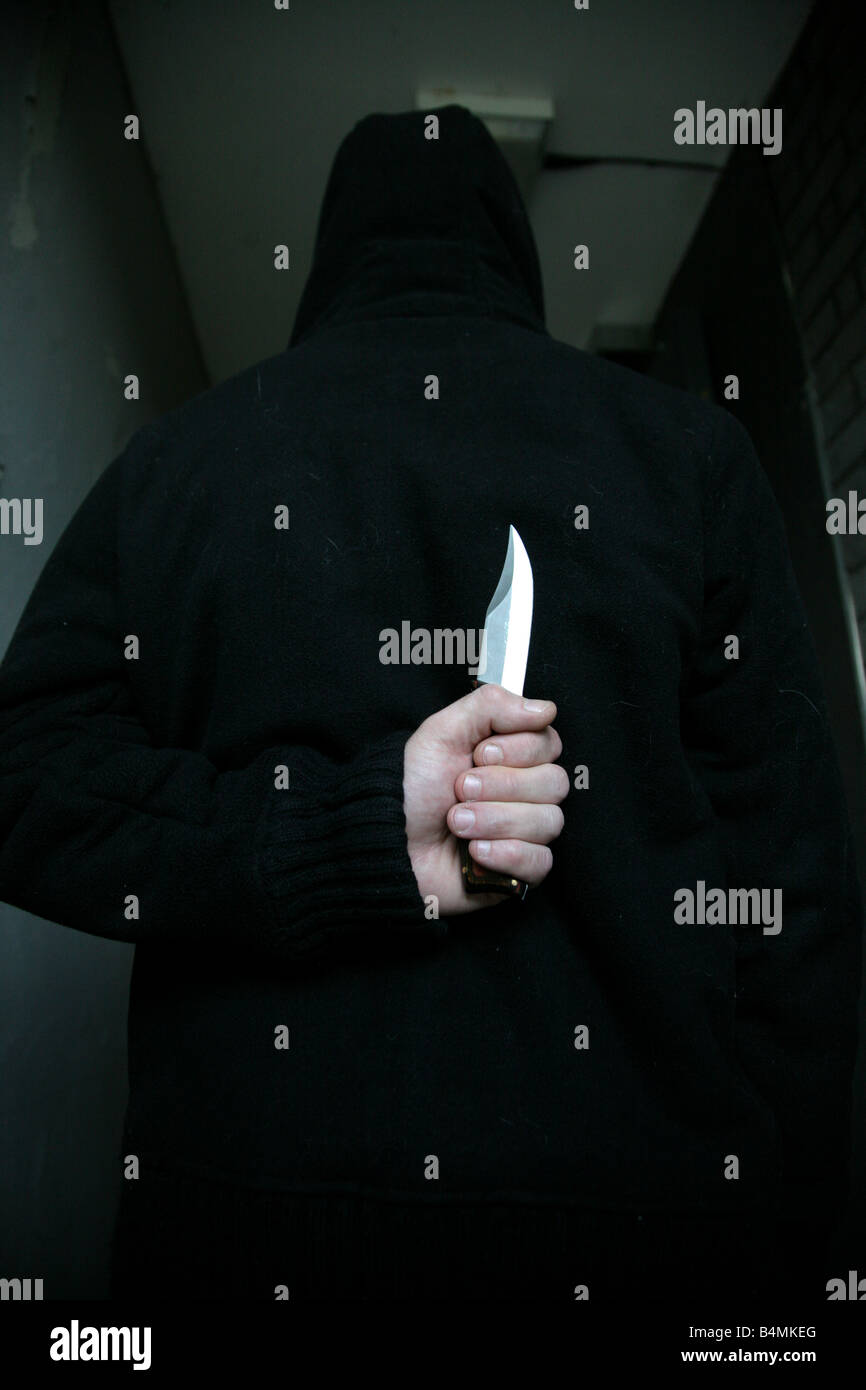L'uomo nascondere il coltello dietro la schiena Foto Stock
