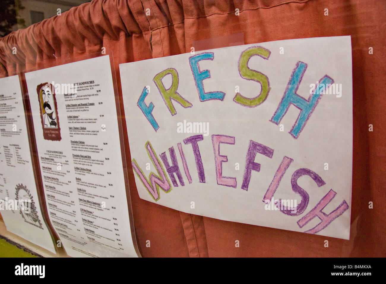 Storefront menu pubblicità coregone fresco presso un ristorante del centro cittadino in Marquette Michigan. Foto Stock