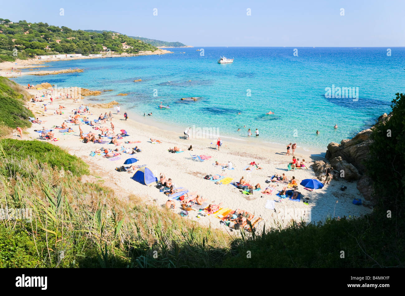 Il turista a godere le loro vacanze sulla spiaggia di L'Escalet al Cote d Azur / Provence / Francia meridionale Foto Stock