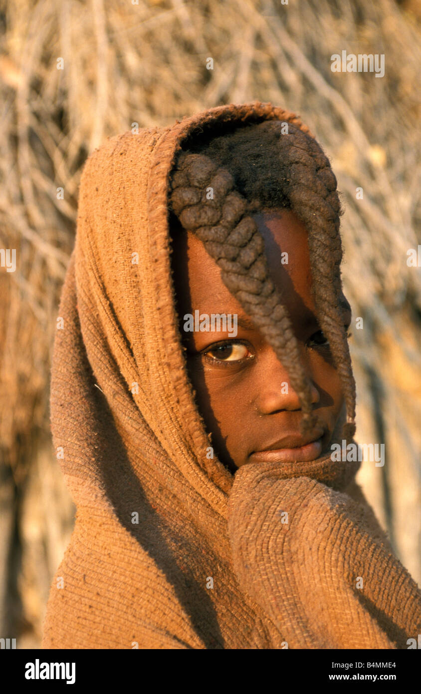 La Namibia vicino a Opuwo. Tribù Himba. Ragazza Foto Stock