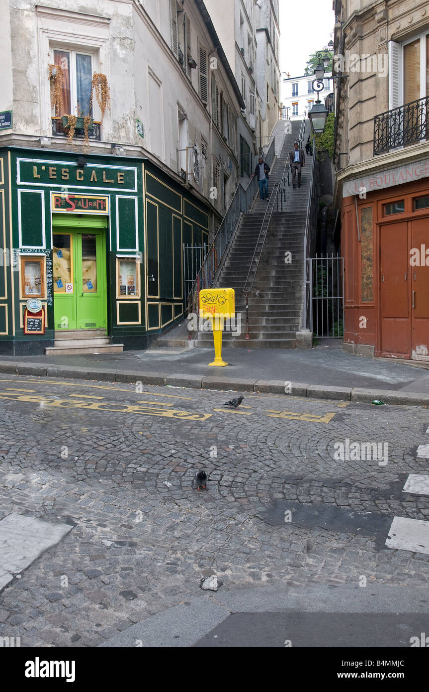 Una scalinata nel quartiere di Montmartre a Parigi Foto Stock