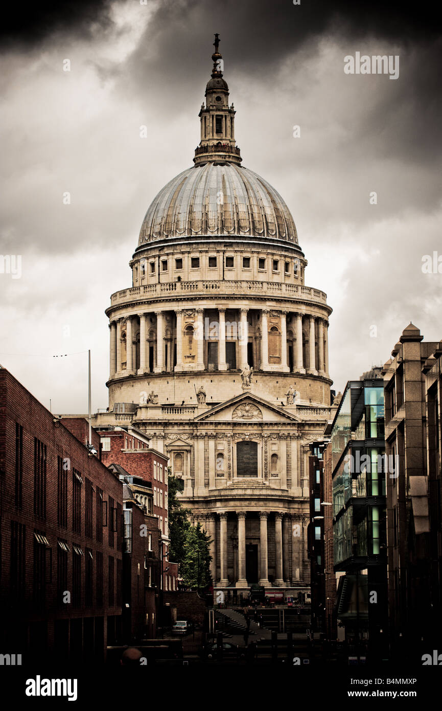 Facciata sud della cattedrale di St Paul vista da Peter's Hill, Londra, Regno Unito Foto Stock