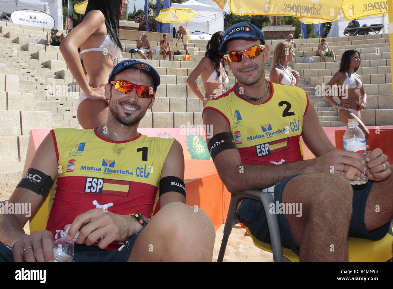 Pablo Herrera e Raul Mesa di Spagna al secondo Tenerife Champions Cup Beach Volley al Siam Park di Tenerife Foto Stock