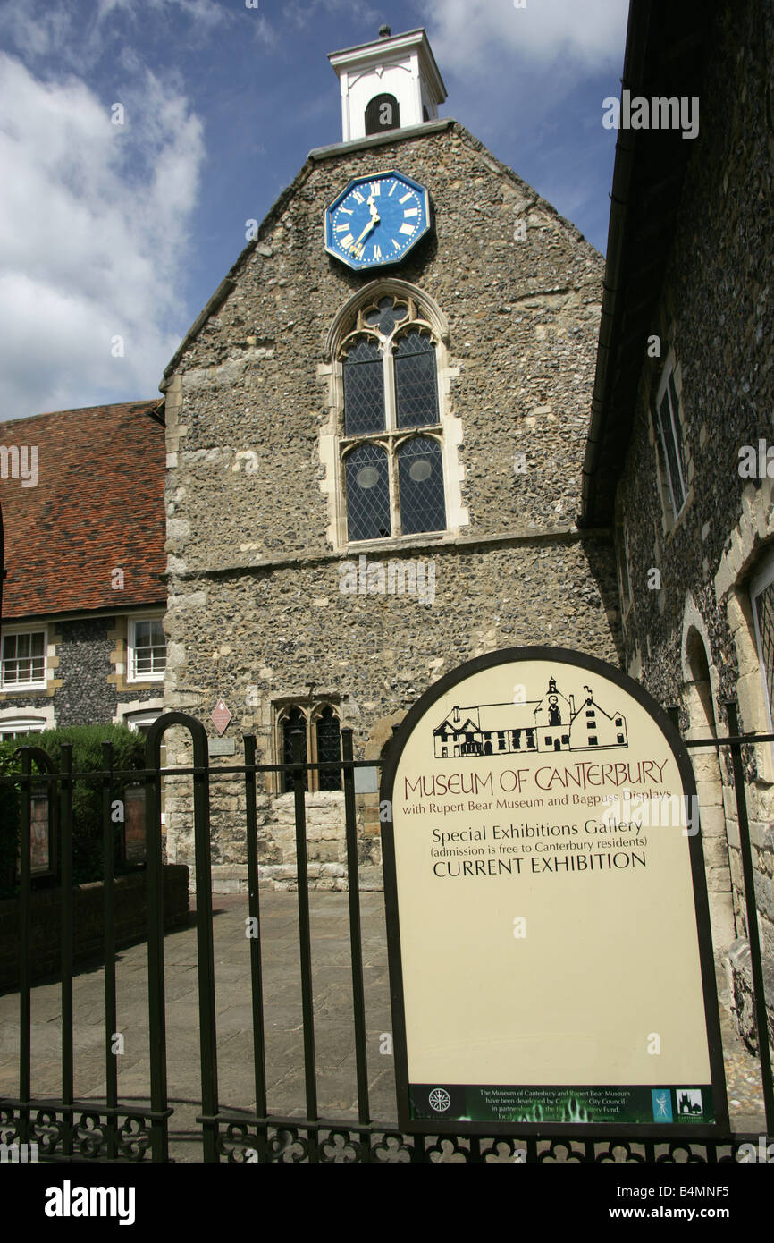 Città di Canterbury, Inghilterra. Ingresso principale e segno per il Museo di Canterbury. Foto Stock