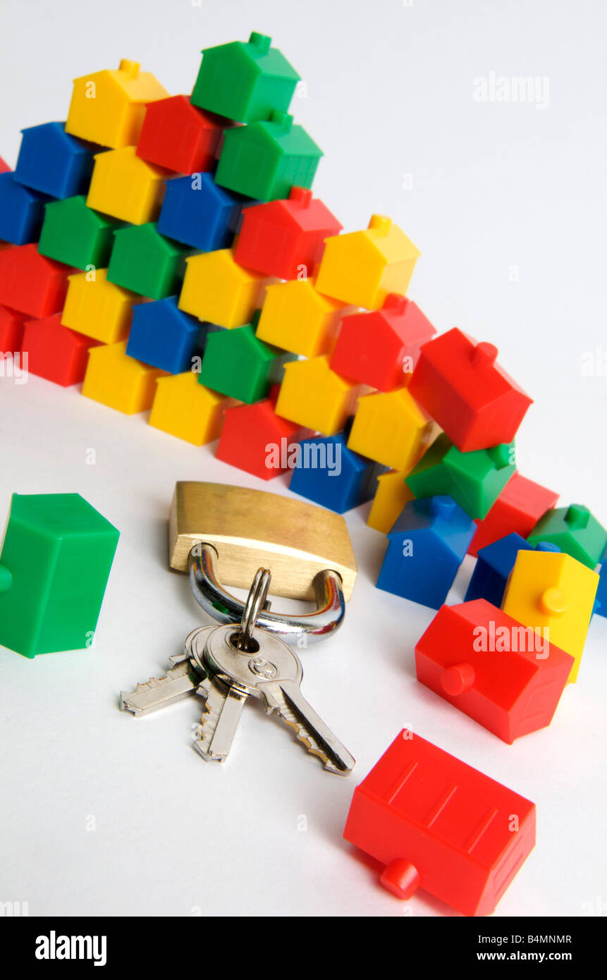 Case in miniatura, lucchetto e chiavi, immagine simbolica real estate Foto Stock