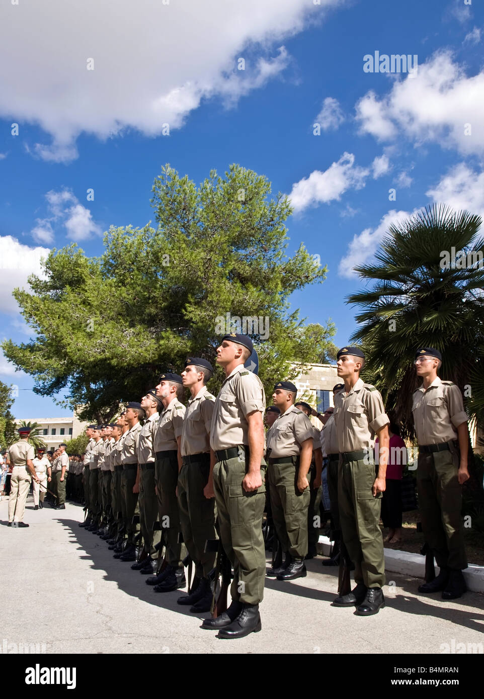 Reclute per le Forze Armate di Malta stand presso l'attenzione Foto Stock