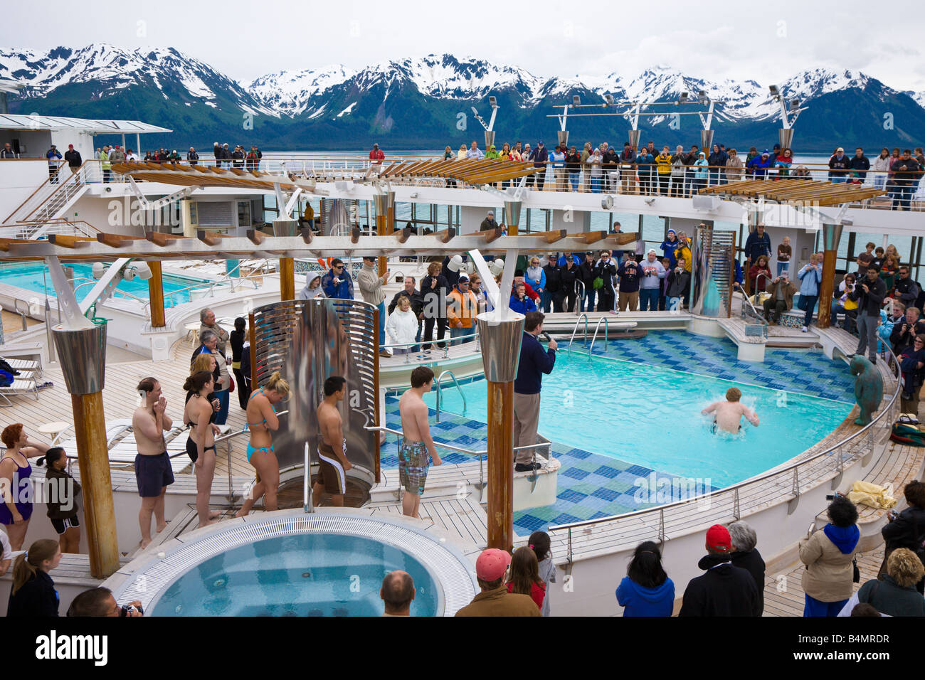 I passeggeri di crociera unisciti alla Polar Bear Club da salto in congelamento piscina acqua vicino ghiacciaio Hubbard in Alaska Foto Stock