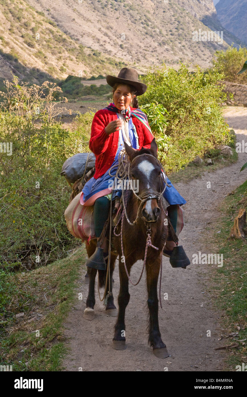 Andino Peruviano donna indigena a cavallo lungo il Cammino Inca Foto Stock