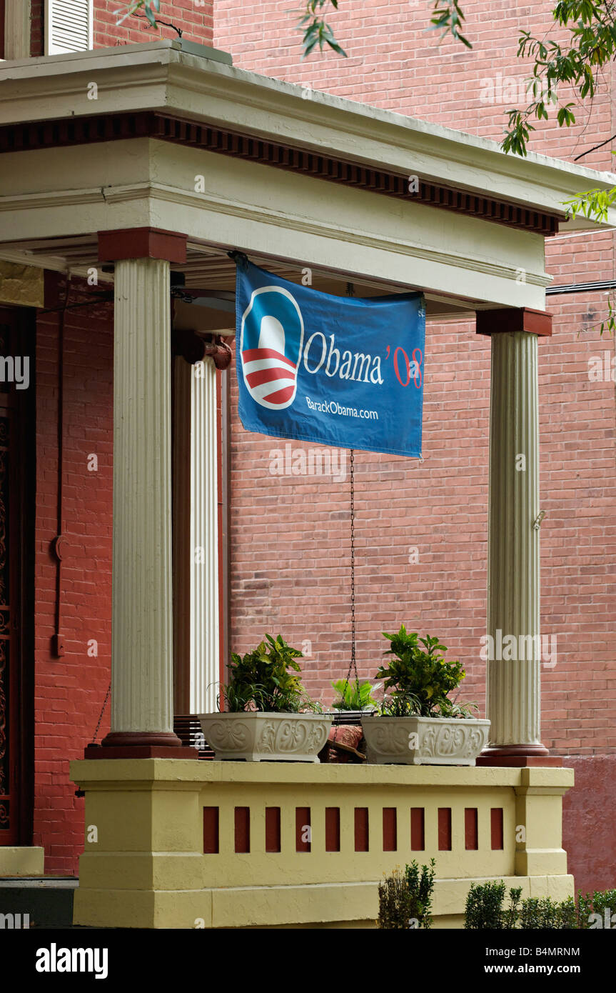 Barack Obama per il presidente bandiera politica sulla parte anteriore portico di casa Louisville Kentucky Foto Stock