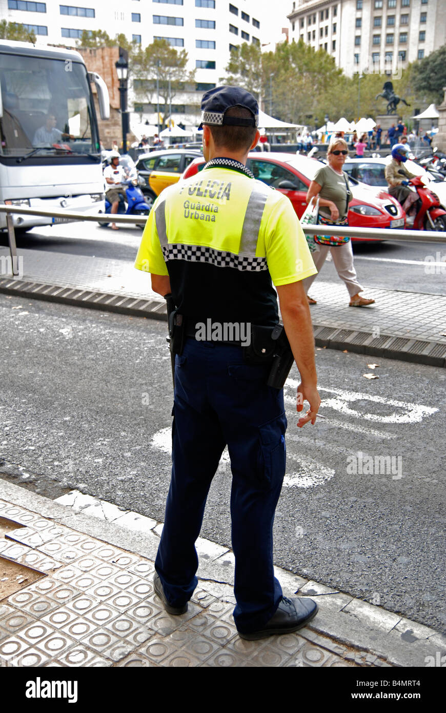 Un poliziotto spagnolo sul dovere di traffico in Barcellona, Spagna Foto Stock