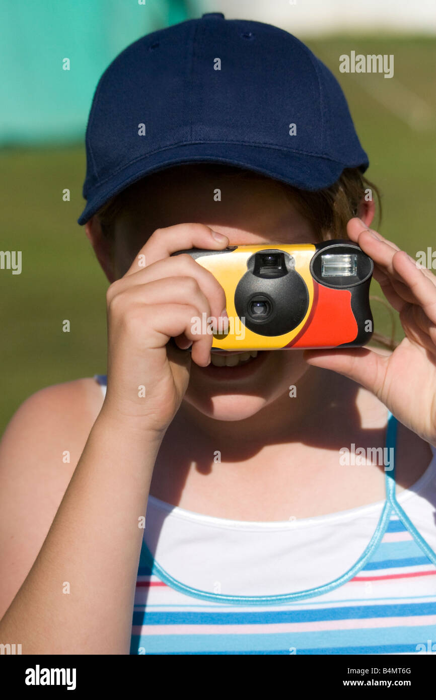 Dire il formaggio si prega - bambino di scattare una foto Foto Stock