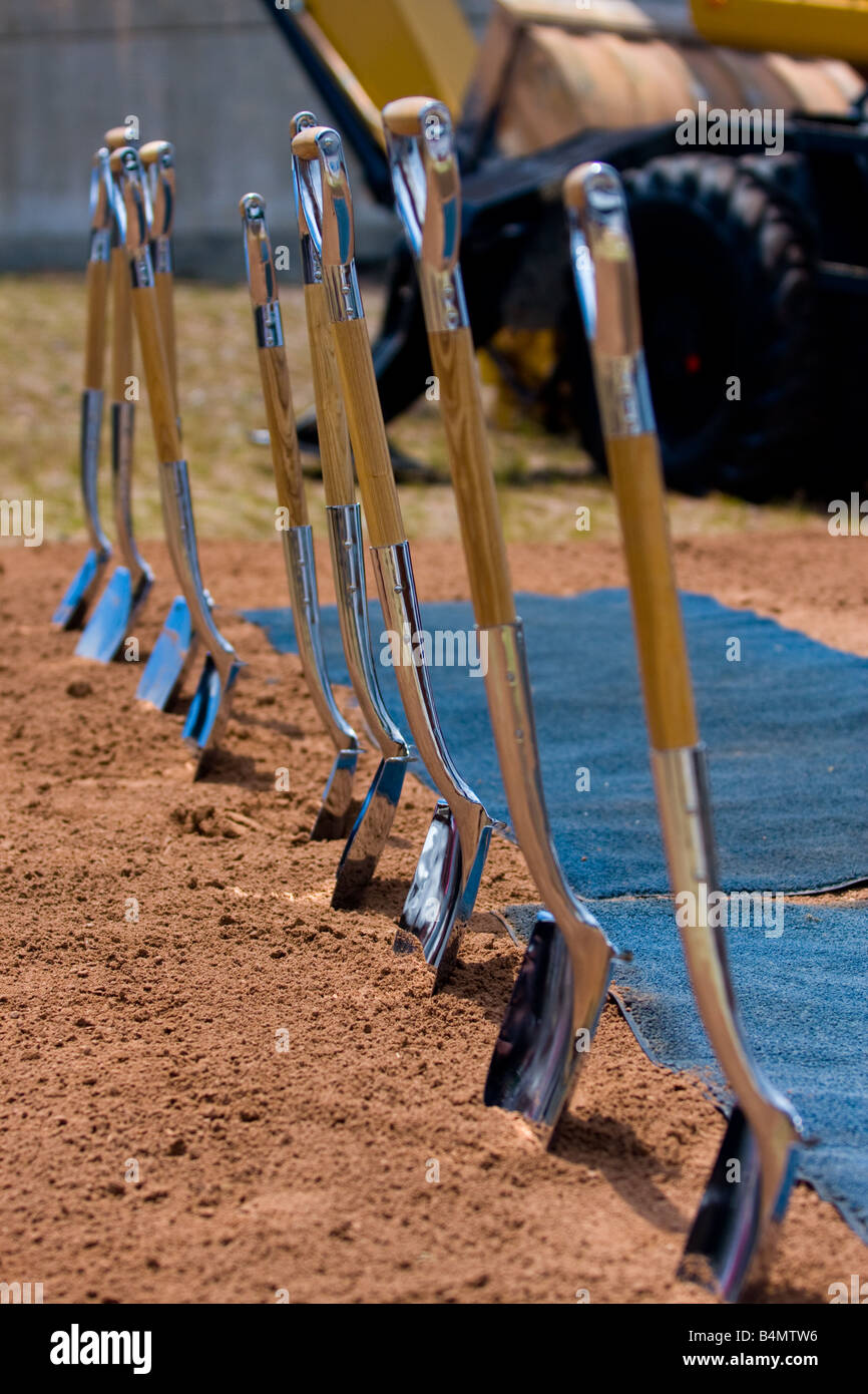 Una fila di pale a " massa Cerimonia di rottura" pronti a lanciare la prima pala di sporcizia in un tradizionale progetto di costruzione Foto Stock