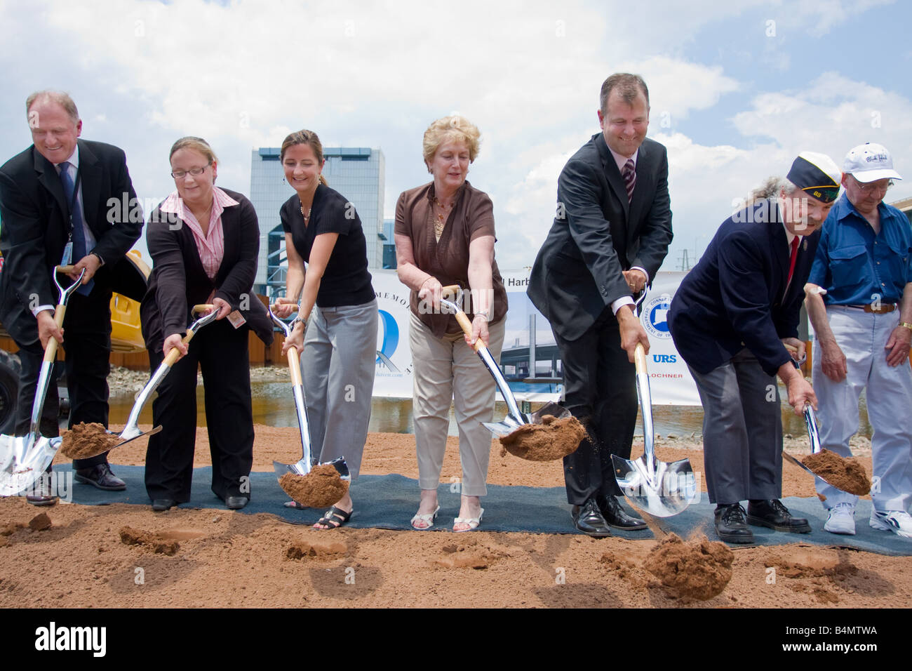 Connecticut Gov. M.Jodi Rell (centro) e altri funzionari di massa di rottura sul nuovo Quinnipiac River Bridge Progetto : Interstate 95 Foto Stock