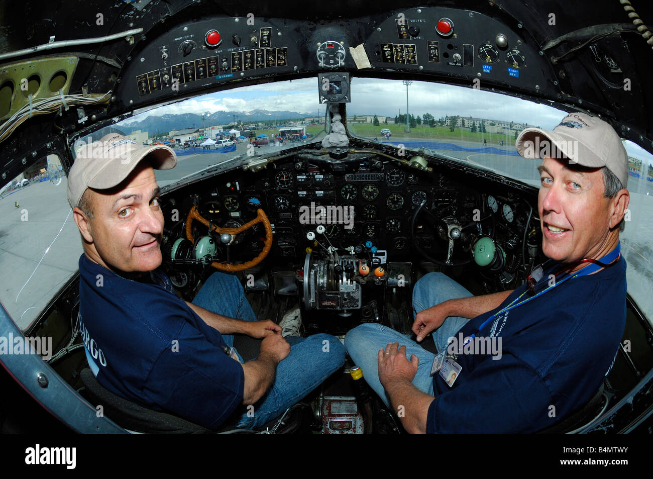 I piloti in pozzetto del leggendario vecchio aereo di linea Douglas DC-3 Dakota, Anchorage, Alaska, STATI UNITI D'AMERICA Foto Stock