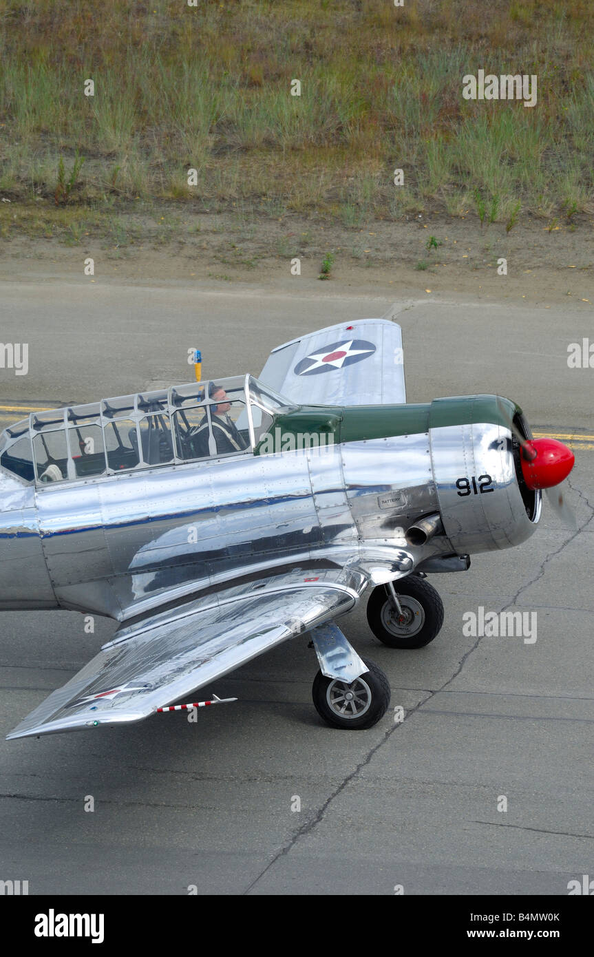 Il vecchio piano trainer North American A-6 texano sulla taxyway durante una esibizione aerea in Alaska Foto Stock