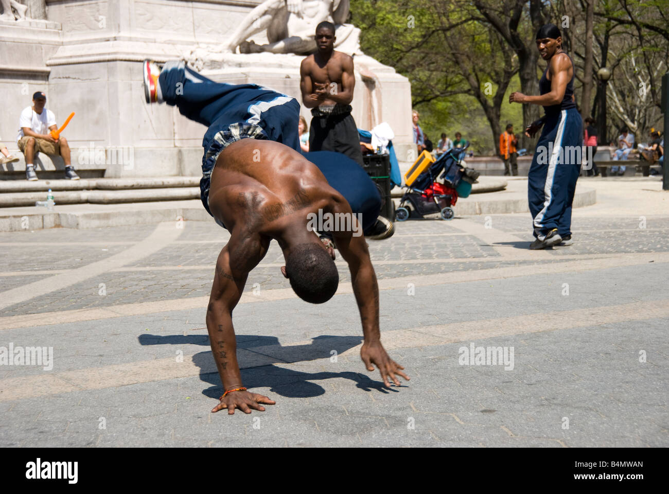 Un breakdancer esegue al di fuori di Central Park a Columbus Circle, NYC. Foto Stock