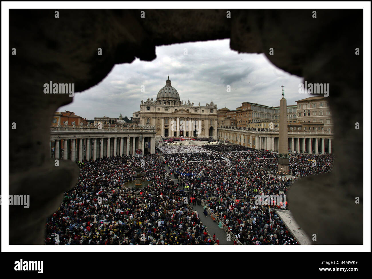 Papa Giovanni paolo II funerali in St Peters Sq Roma la Messa da Requiem è stato guardato da decine di migliaia di persone nella piazza inculding oltre 200 leader politici di tutto il mondo Foto Stock