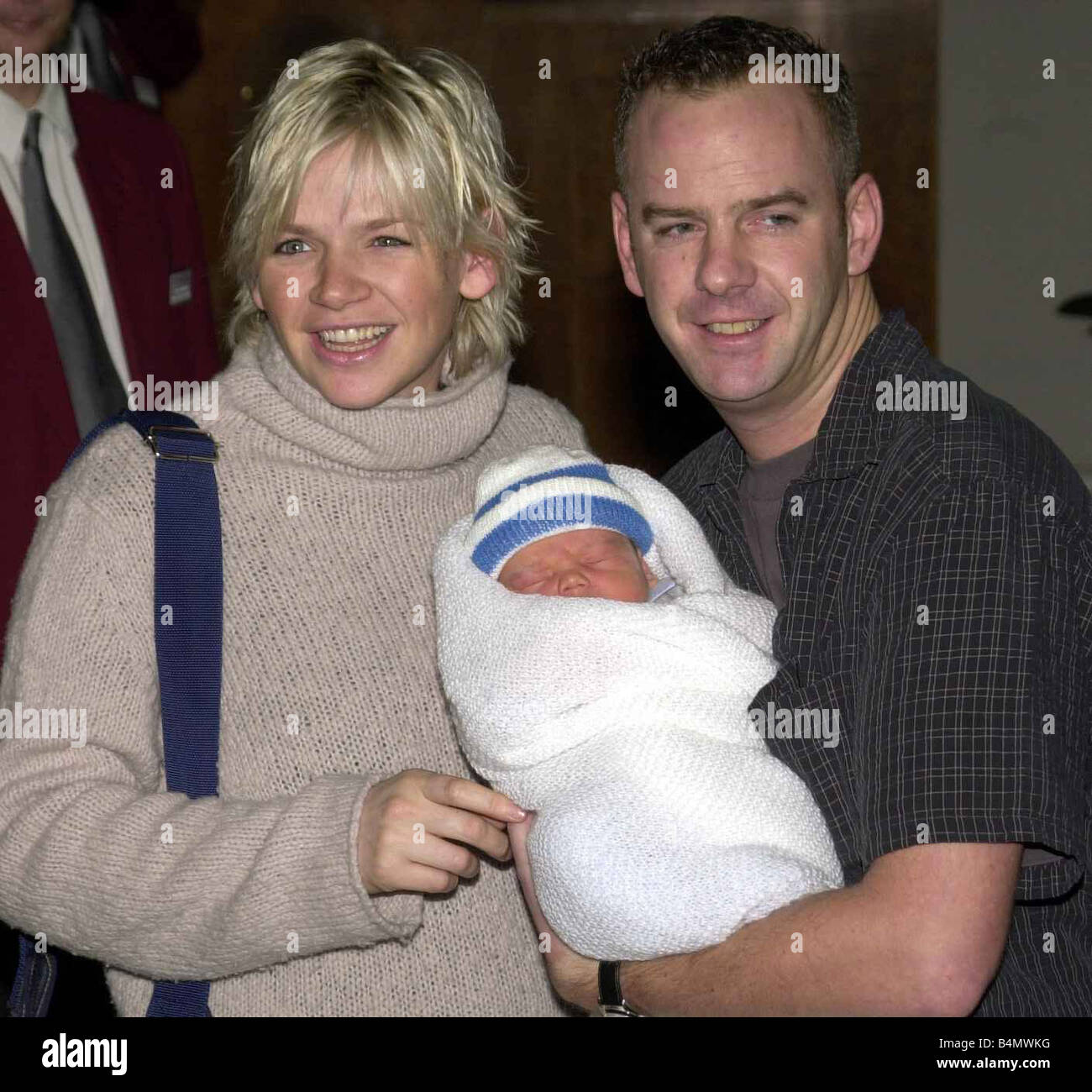 Il presentatore TV e DJ Zoe Ball Dicembre 2000 lasciando il Portland ospedale con new born baby boy Woody e la scorta di lei fu marito Norman Cook Aka Fat Boy Slim Foto Stock