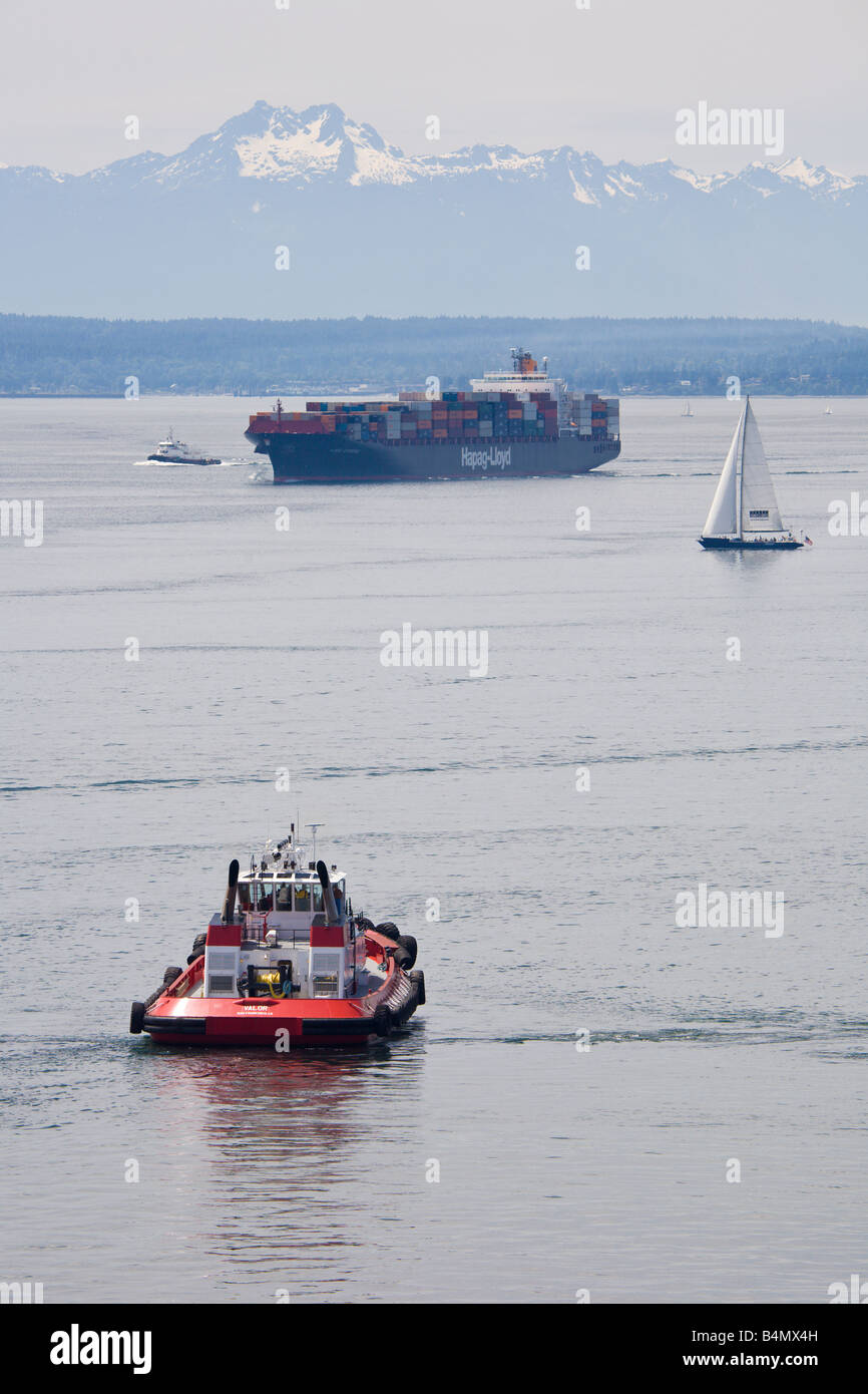 Varietà di imbarcazioni a vela in acque al largo della costa di Seattle, Washington Foto Stock
