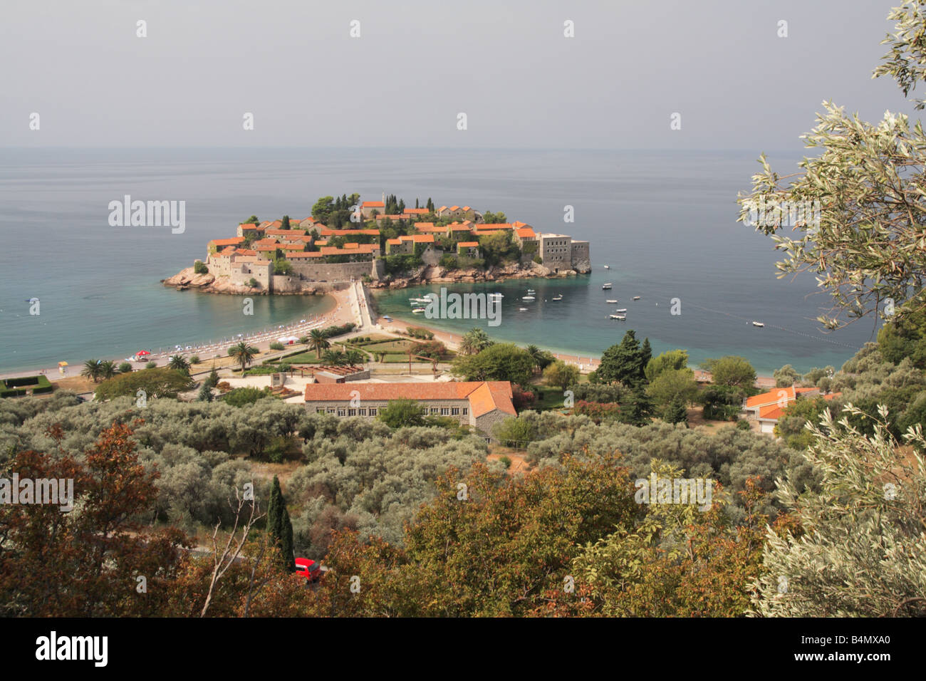 Isola di Sveti Stefan convertito in hotel di lusso, Montenegro Foto Stock